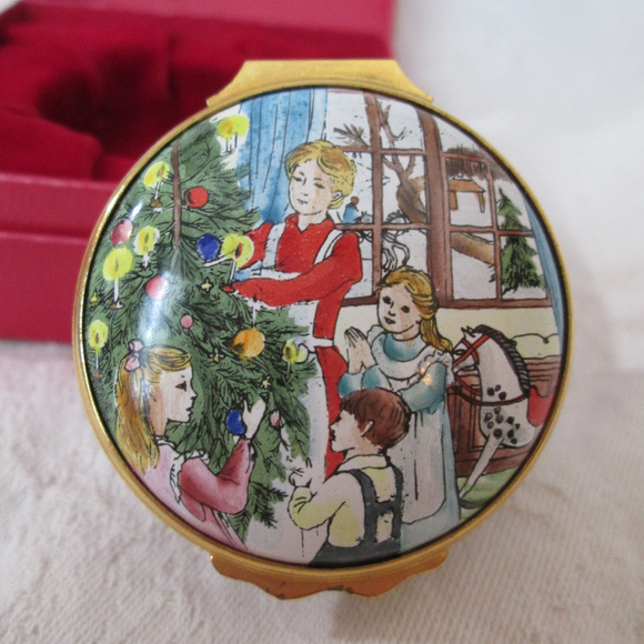 Enamel Trinket Box VICTORIAN CHRISTMAS  & Family - Picture 2 of 8